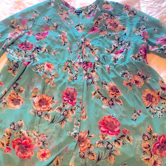 Torrid size 4 button down floral blouse NWOT - Picture 2 of 5